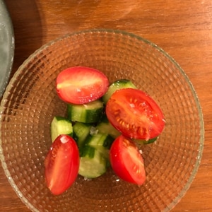 幼児食トマトとキュウリのシンプルサラダ